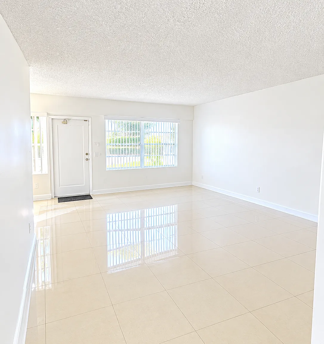 2 bed, 1.5 bath, 835 sqft, $1,690 — Photo 2
