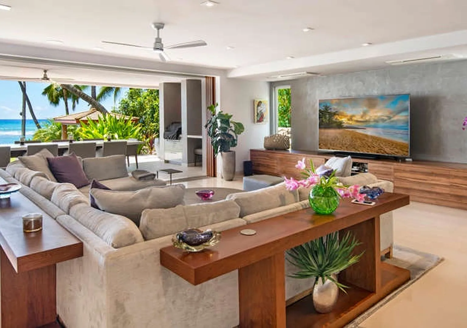 Diamond Head Beachfront Estate: Luxury Oceanfront w/ Heated Pool & Views — Photo 3