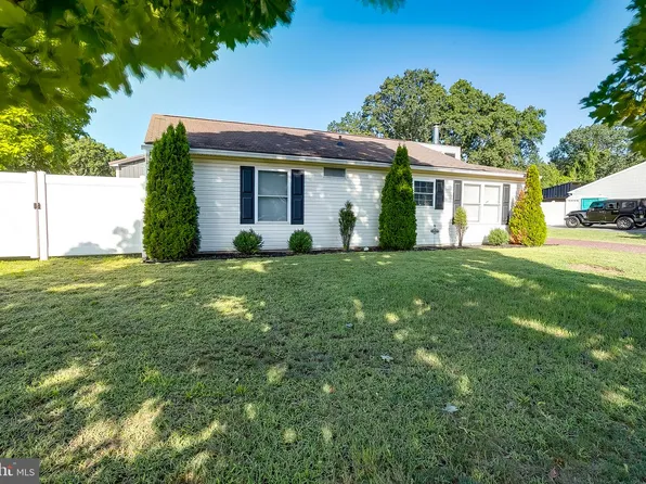 19 Dundalk Ln, Sicklerville, NJ 08081