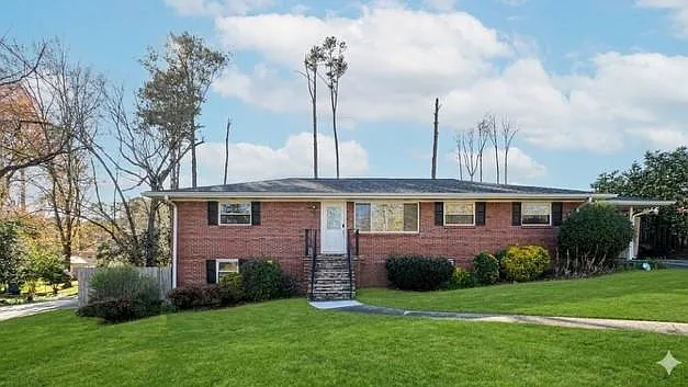3 bed, 1.5 bath, 2769 sqft, $2,395 — Photo 2