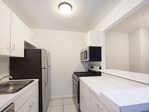 4th image of 255 W 51st St APT 3B