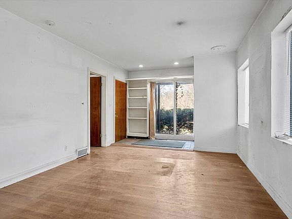 5th image of 1307 Lutz Ave