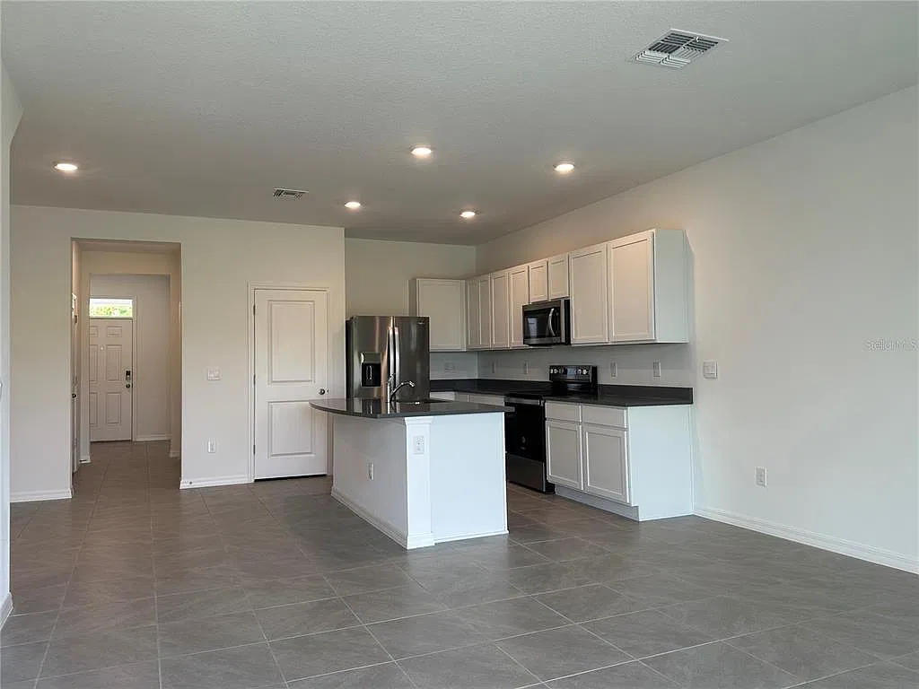 3 bed, 2.5 bath, 1673 sqft, $2,050 — Photo 2