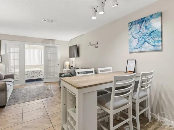 7453 Sunset Harbor Dr APT 2-302, Navarre, FL 32566