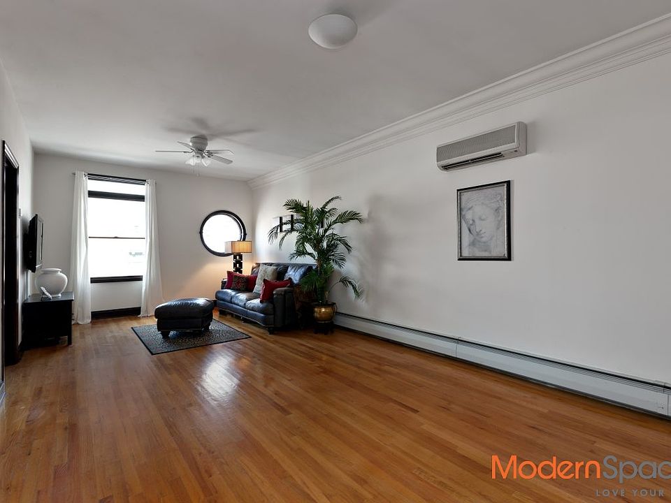 2nd image of 4710 Vernon Blvd #2F