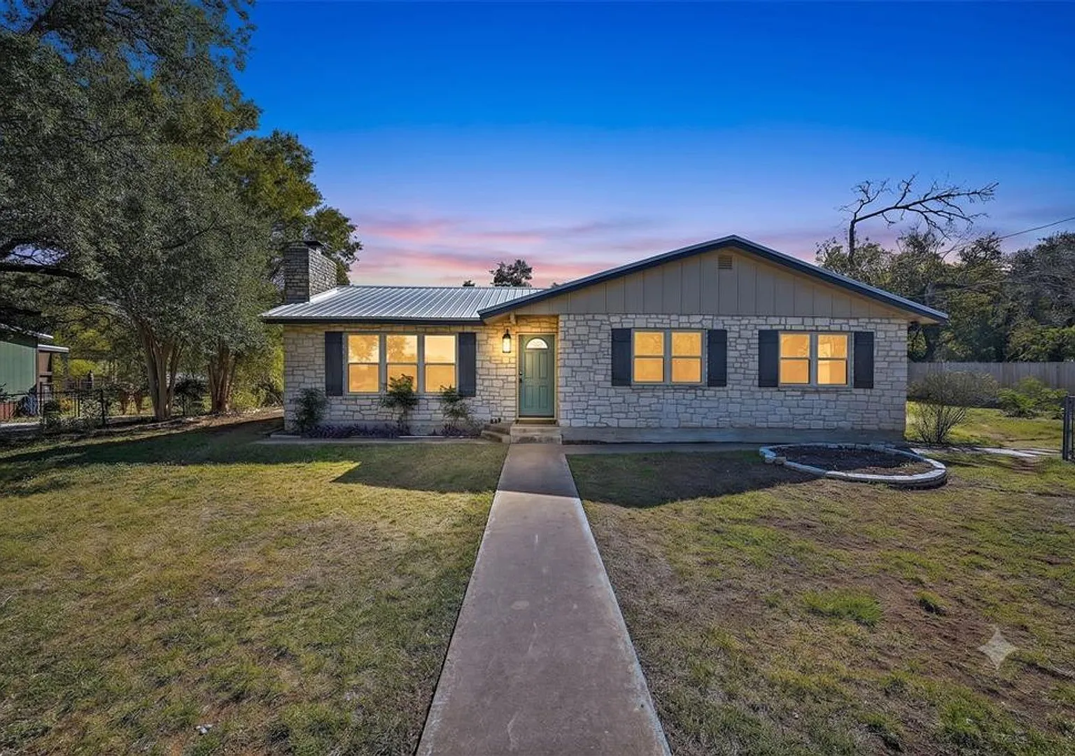 Fantastic 3-Bedroom Home in Bertram — Photo 1