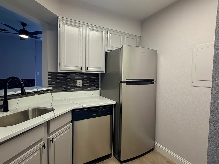 5757 Martel Ave #B05 — Photo 5