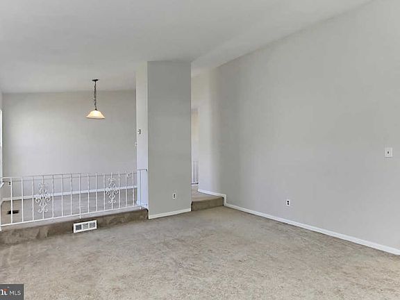 4th image of 732 N Watford Ct