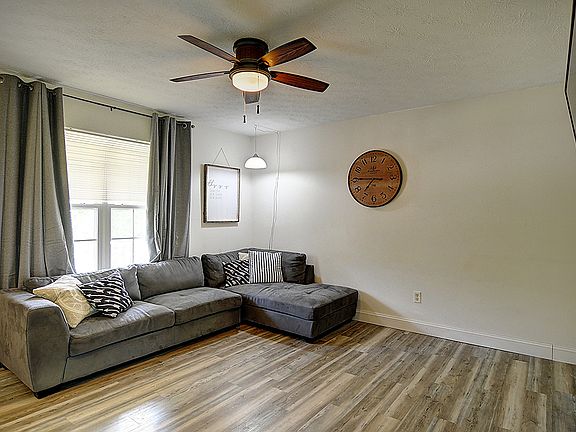 3rd image of 131 Clearbrook Dr