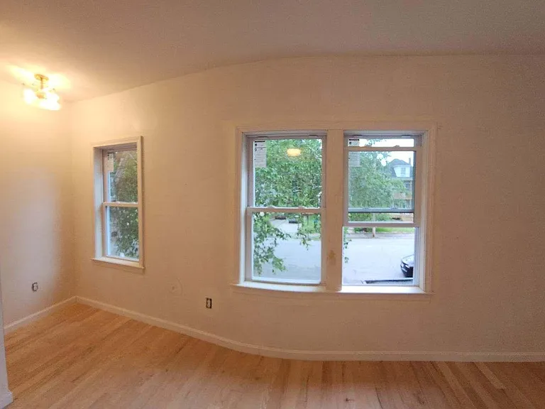 89 4th Ave #B — Photo 4