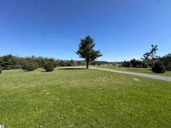 8343 E 30th Rd, Cadillac, MI 49601