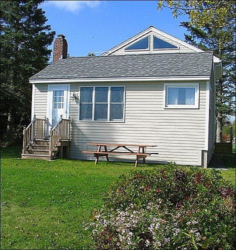 Crescent Beach Cottage back yard