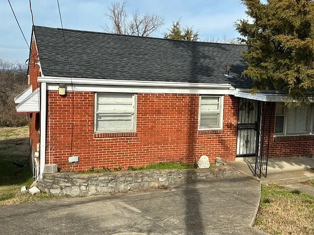 3 bed, 1.0 bath, 999 sqft, $1,500 — Photo 2