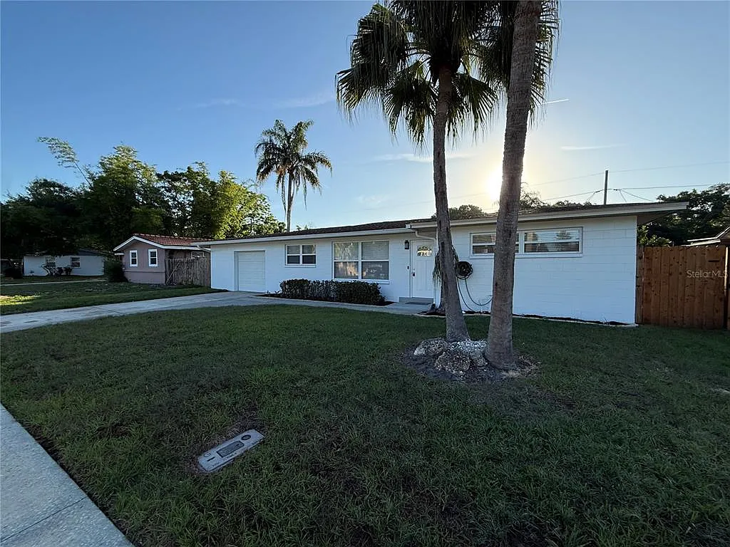 Building Photo - 15573 Bedford Cir E