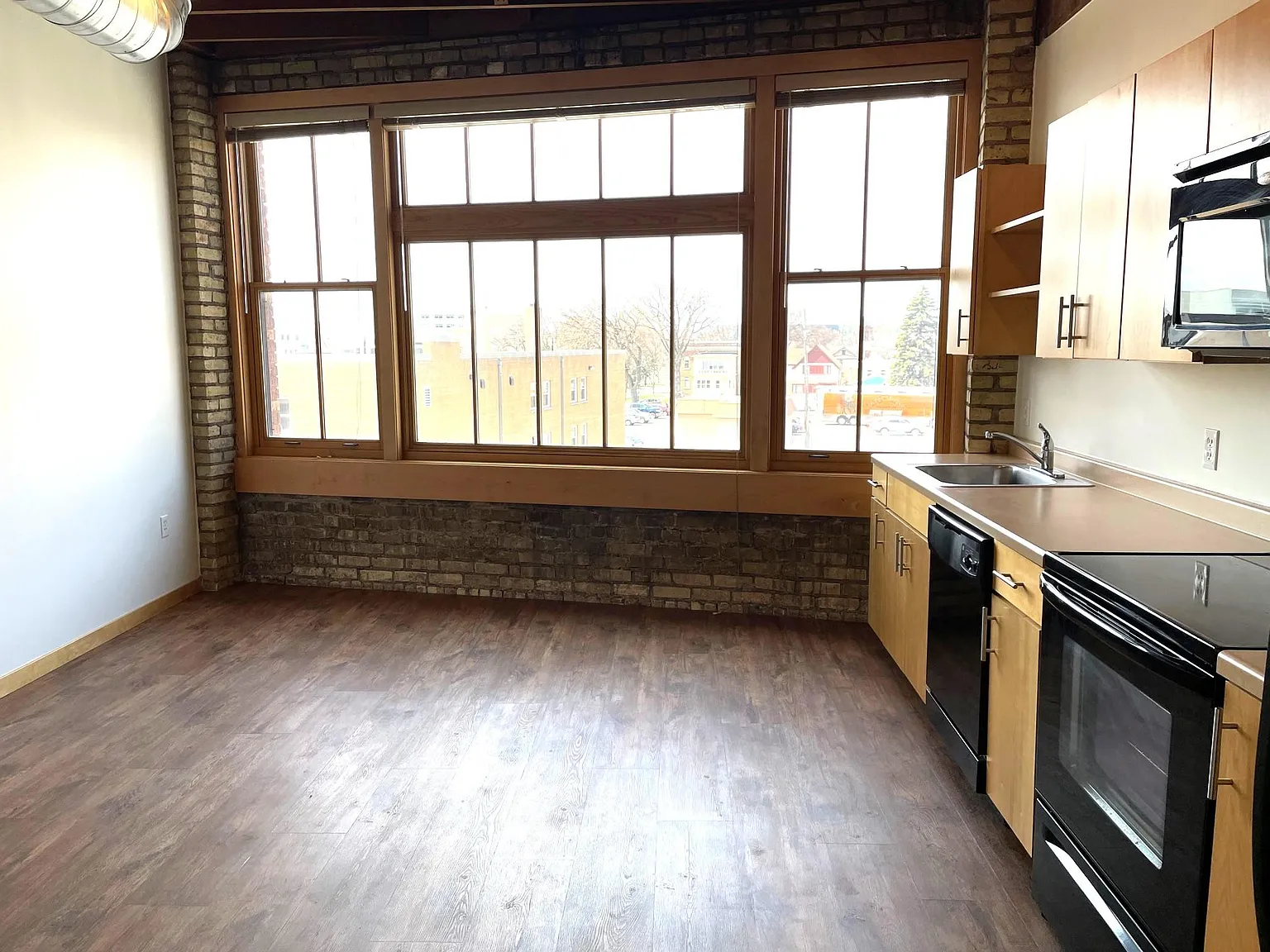 309 Roberts St N — Photo 2