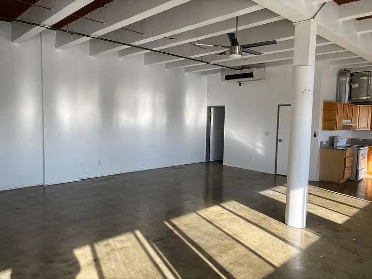 1725 W. 6th St — Photo 10