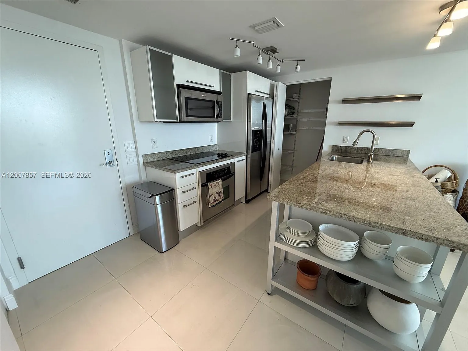 1 bed, 832 sqft, $2,900 — Photo 2