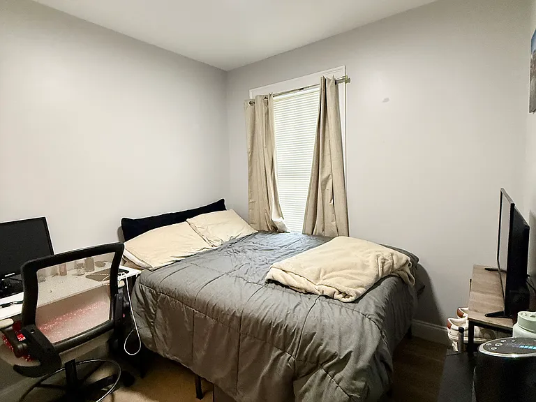 139 W 9th St #1 — Photo 4