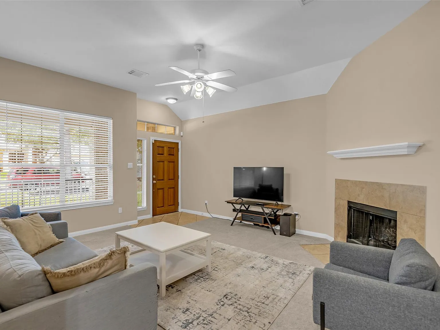3 bed, 2.0 bath, 1422 sqft, $1,875 — Photo 2