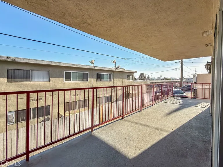 810 E Grand Ave — Photo 28