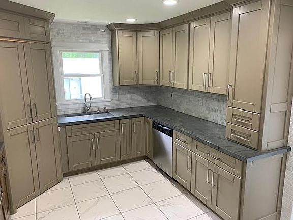 High end cabinets, tiling and sink/faucet