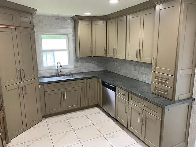 High end cabinets, tiling and sink/faucet