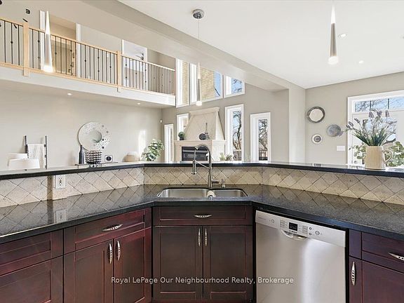 3rd image of 1879 Appleview Rd