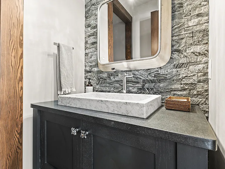Upper Level Ensuite Bathroom 4