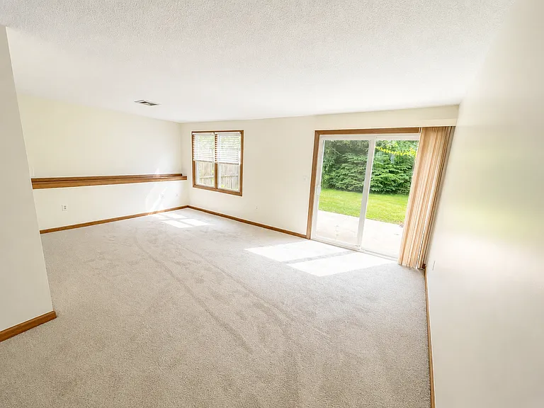 145 Riviera Dr — Photo 3