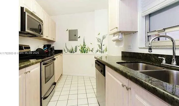 1881 Washington Ave #4D — Photo 4