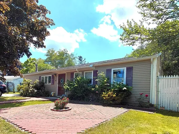 20 Laurie Ln, Lowell, MA 01854
