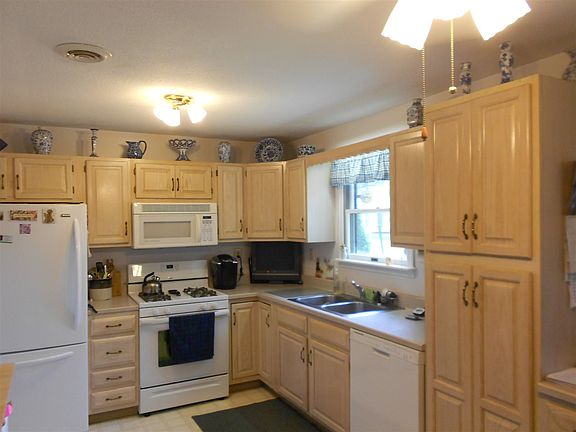 4th image of 2602 S Bowyer Ct