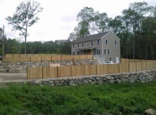 15-17 Hobbitt Hill Path, Westport, MA 02790