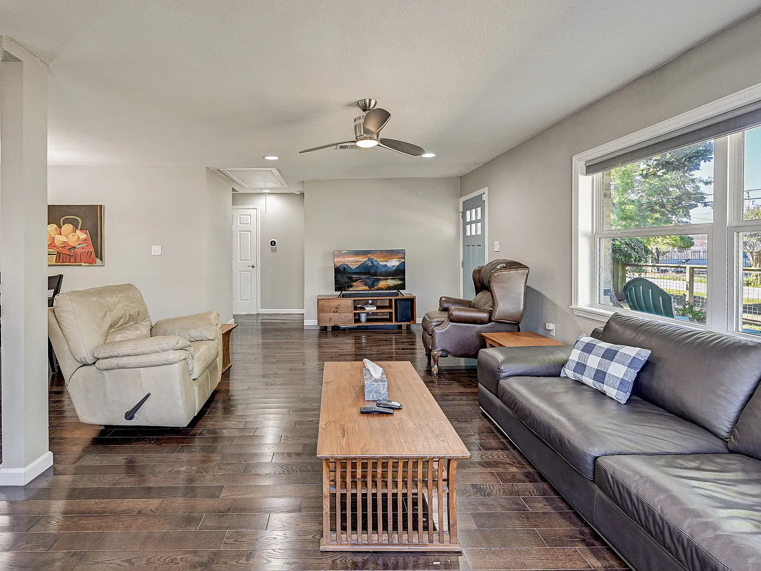 3 bed, 1640 sqft, $2,300 — Photo 4