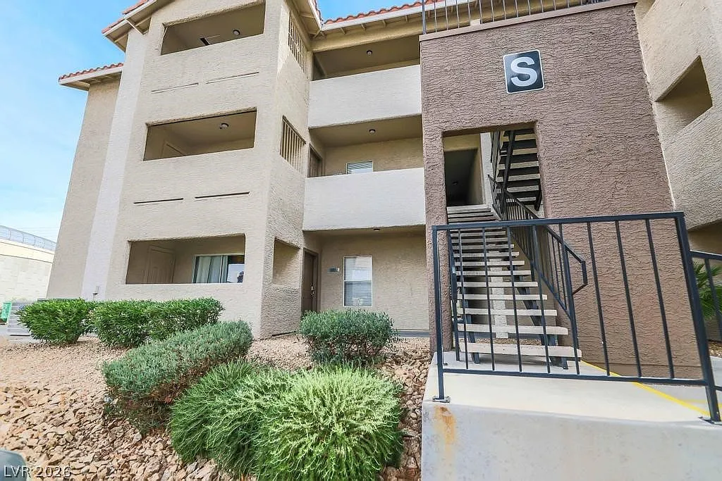 2 bed, 2.0 bath, 902 sqft, $2,000 — Photo 1