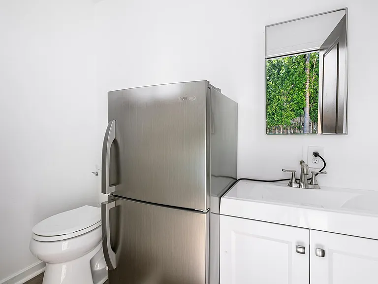 2334 Benedict Canyon Dr — Photo 42