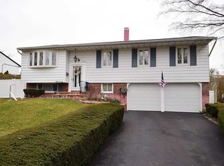 61 Parkway Dr N, Commack, NY 11725