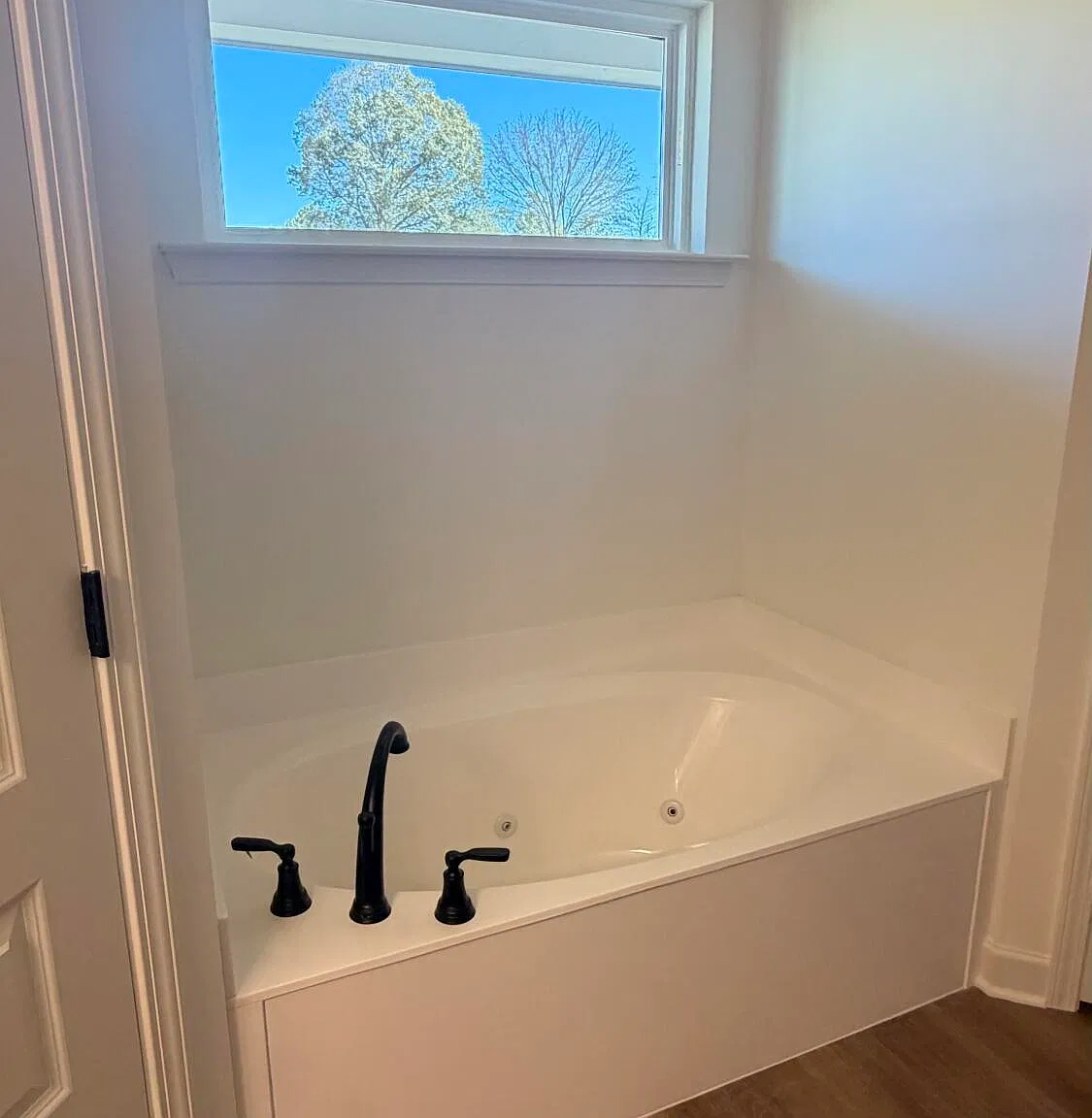 4 bed, 2.0 bath, 1839 sqft, $2,400 — Photo 2