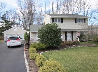 21 Calvin Rd, Kendall Park, NJ 08824