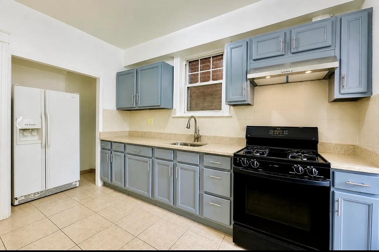 3 bed, 1100 sqft, $3,777 — Photo 1