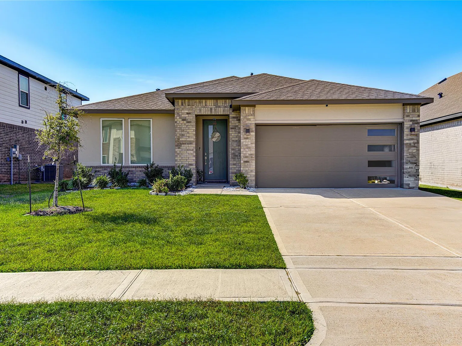 4 bed, 2.0 bath, 1850 sqft, $2,700 — Photo 1