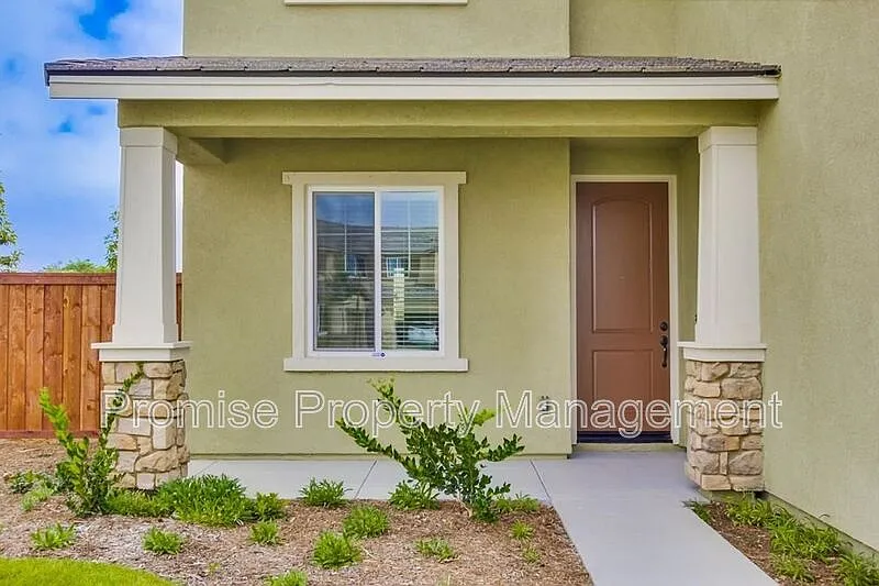 5 bed, 3.0 bath, 3169 sqft, $5,250 — Photo 3