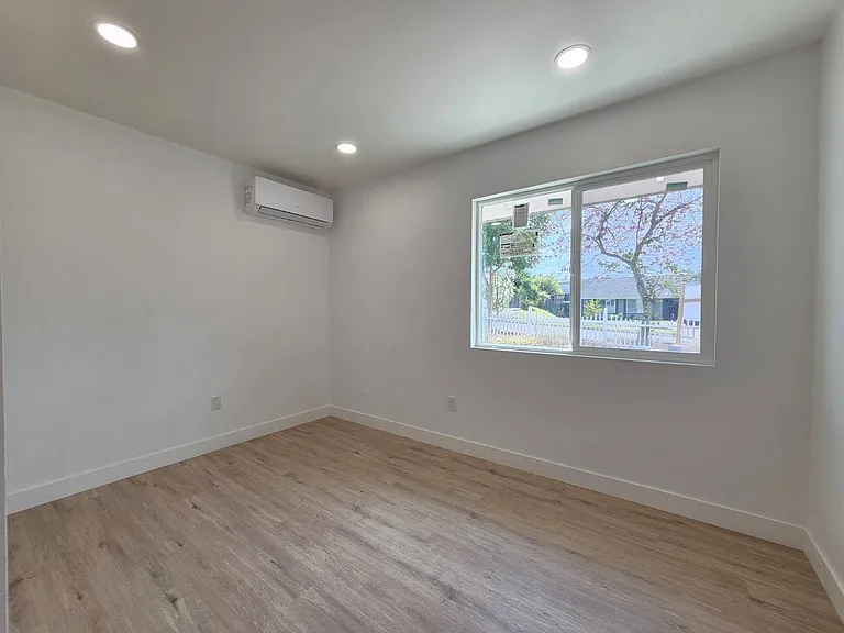 1038 Adel Ave — Photo 15