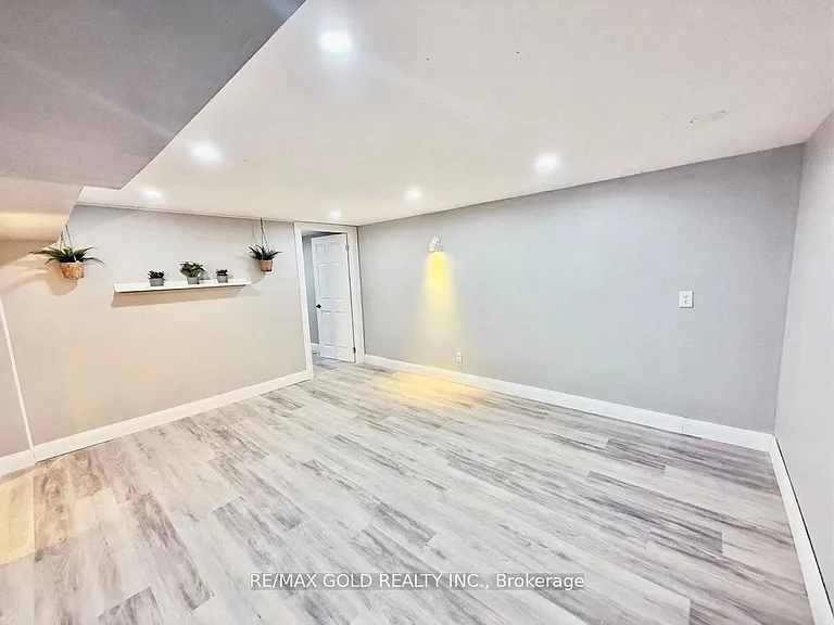 156 Mooregate Cres — Photo 28