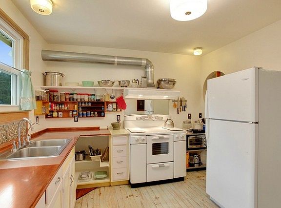 5th image of 1441 General Collins Ave