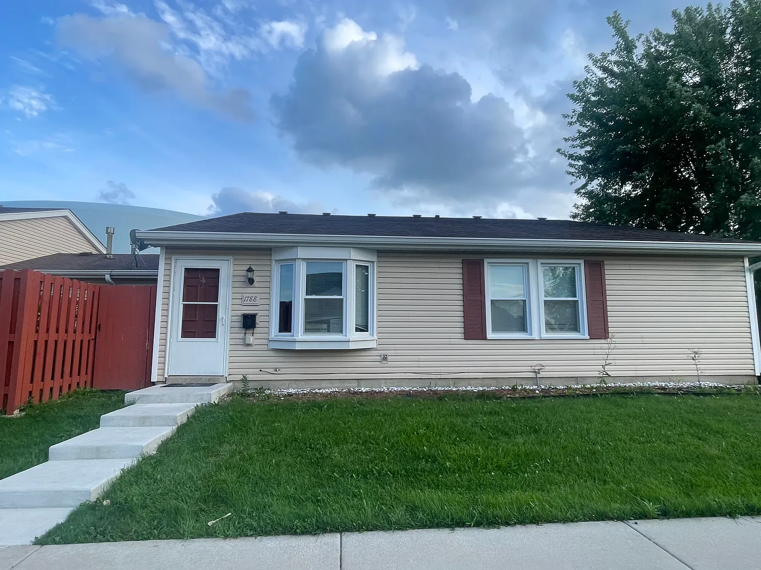 3 bed, 1000 sqft, $2,300 — Photo 2