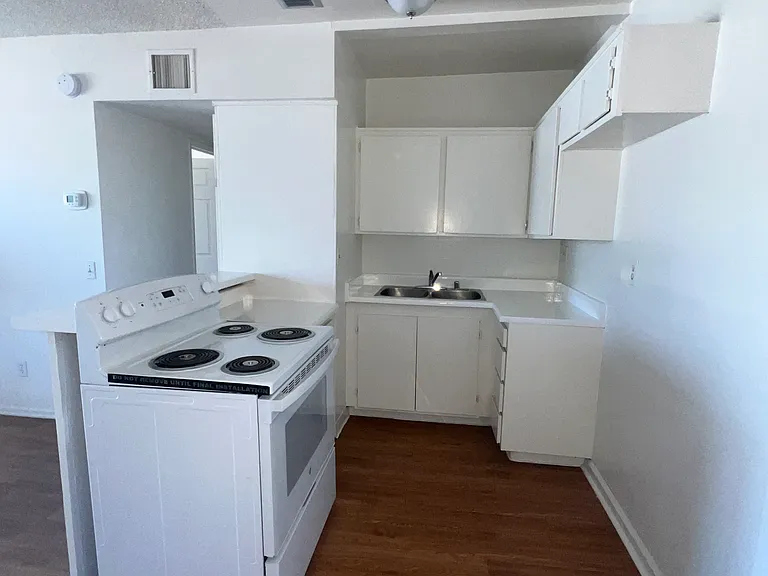 Lennox Lanai Apartments — Photo 52