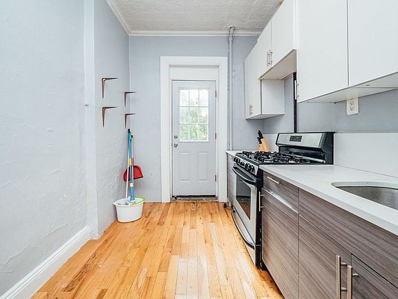 3rd image of 25 Kingsland Ave APT 2R