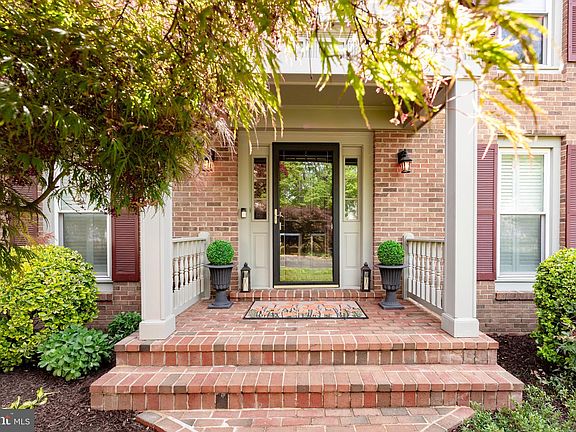 4th image of 7228 Devereux Ct