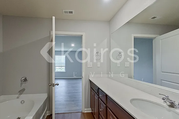 1111 Freedom Pkwy — Photo 26